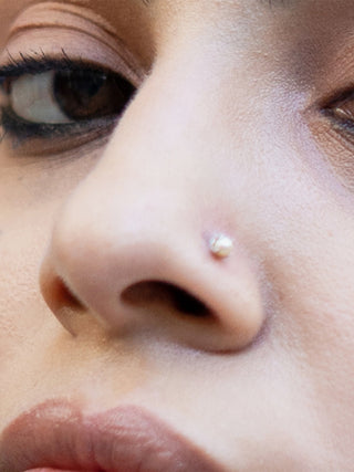 PICHWAI Seed Pearl Nose Pin Baka