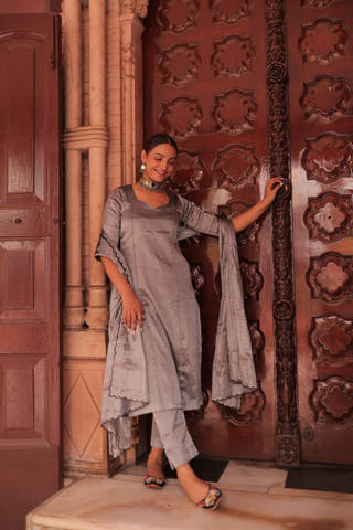 Vyomaya Silver Handloom Tissue Kurta Pant Set With Dupatta
