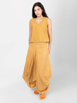 Vezee Sleeveless Mustard V-neck Top