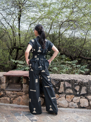 Black Triangle Printed Berlin Shawl Collar