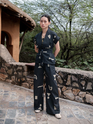 Black Triangle Printed Berlin Shawl Collar