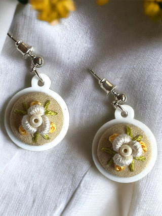 Cosy Daisy- Dangle Earring- Pearl Purring Threads