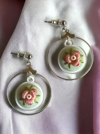 Cosy Daisy- Dangle Earring- Peridot Purring Threads