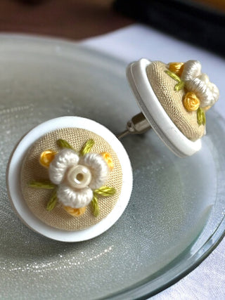 Cosy Daisy, Pearl-Stud Earring Purring Threads