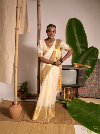 Swarnamaya Off White Mul Cotton Handwoven Saree