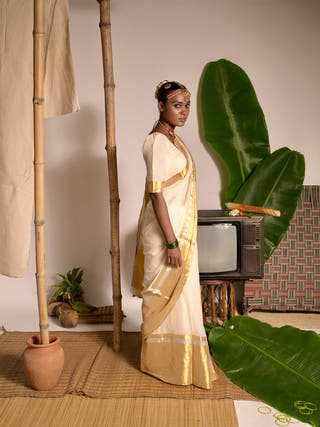 Swarnamaya Off White Mul Cotton Handwoven Saree