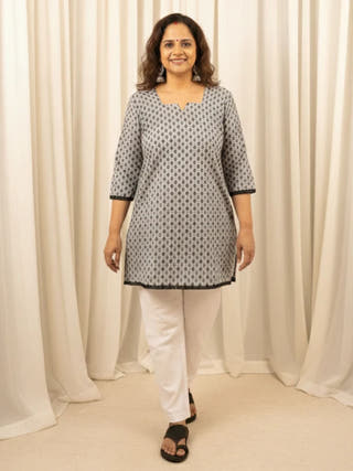 Aarvi Kurti