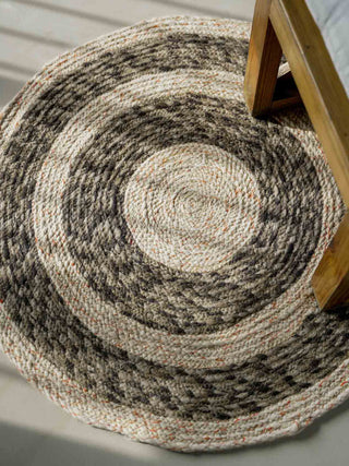 Coastal Comfort: Relaxed Living with Woolen Rugs" Home Yarn