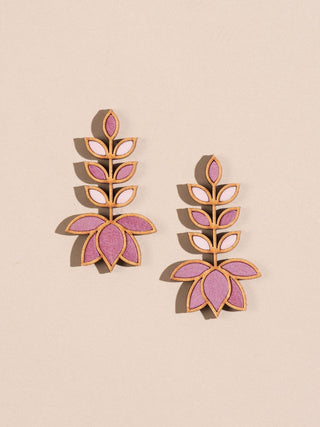 Wood Leaf Motif Earrings In Pink WHE