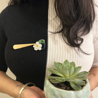 Daisy crochet brooch on a metal pin Ikriit'm