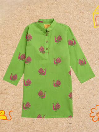 A Graceful Peacock Green Ethnic Wear