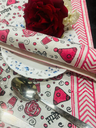 Quirly Printed Table Runner and Mat - Set of 6