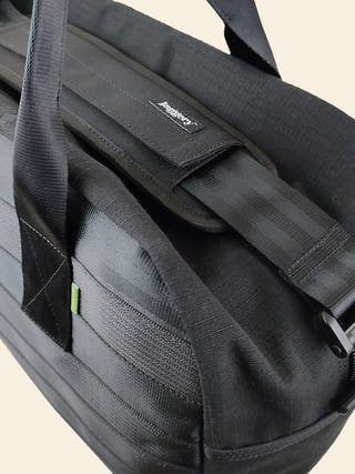 Noir 56 HR Duffle Black Jaggery