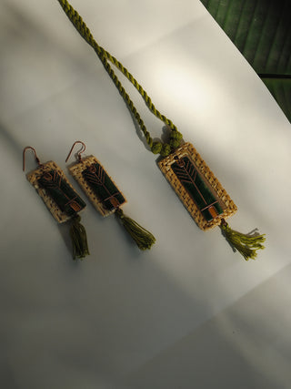 Jharokha Set Necklace and Earrings Green Ekibeki