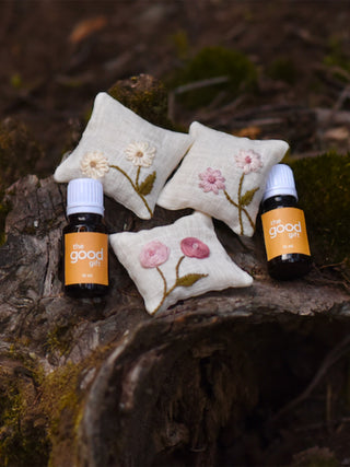 Set of 3 Aroma Pouches with 2 Essential Oil Bottles, Devi - White The Good Gift