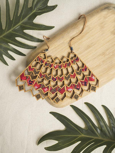 Wave Pattern Compressed Wood Frame Necklace Whe
